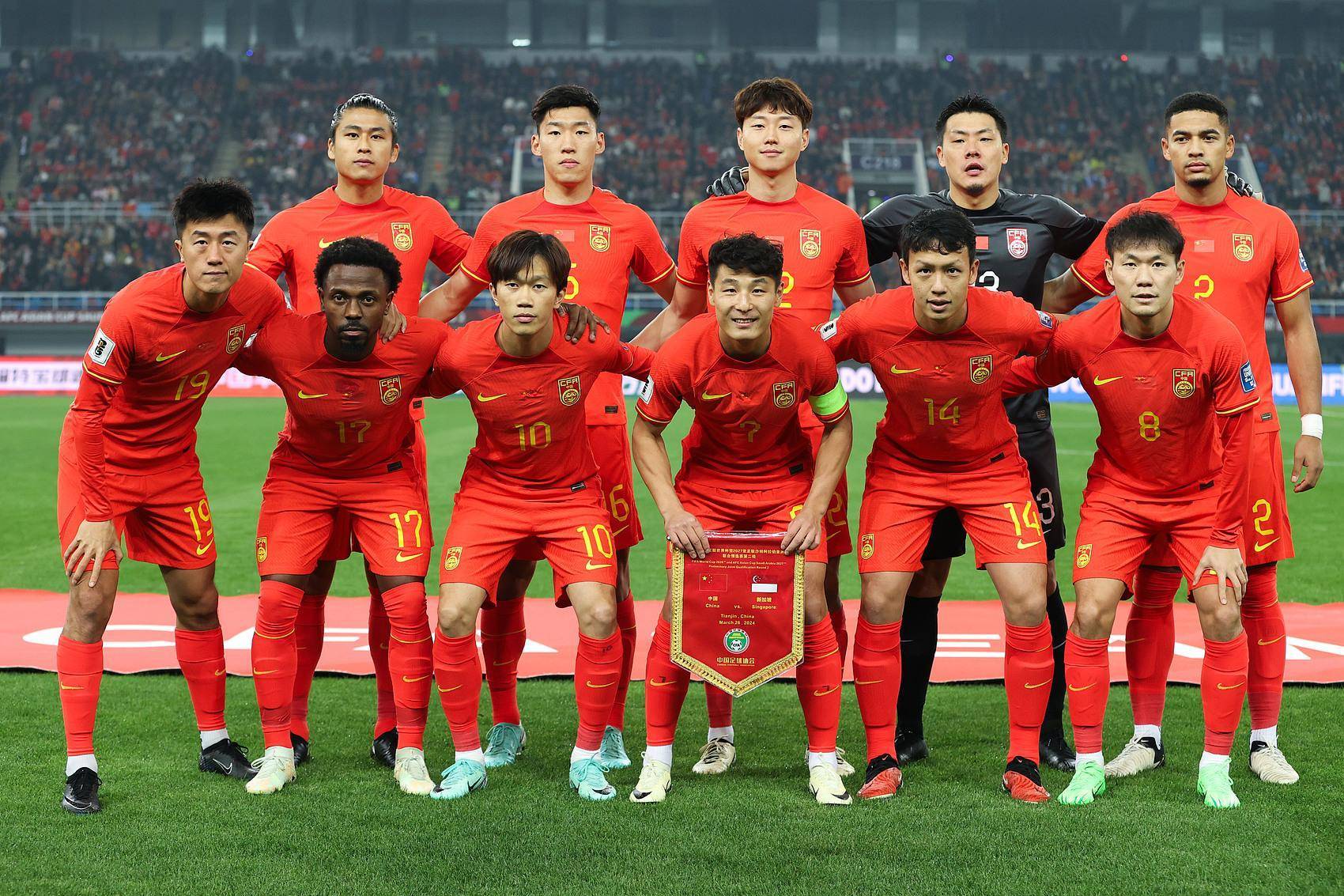 备受瞩目！国内足球争夺激烈前进的简单介绍